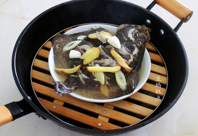 多宝鱼清蒸的做法，鸦片鱼清蒸的正宗做法（教你做清蒸多宝鱼）
