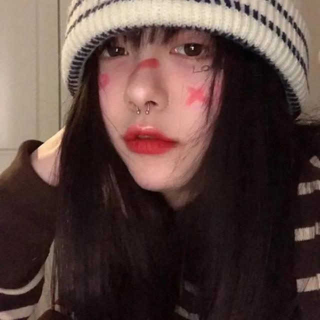 女生霸气抽烟，微信头像，女生霸气抽烟（酷女孩头像）