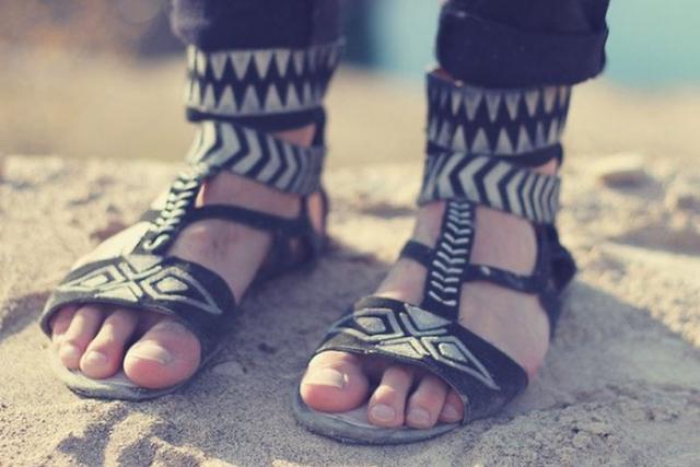 沙滩鞋选购技巧，沙滩鞋怎么搭配（成就自由不羁的活力少年）