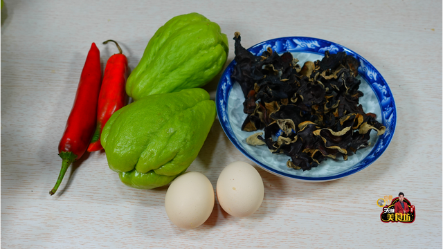 佛手怎么做好吃，怎样做营养美味的佛手海带炒肉（2只佛手瓜加2两木耳）