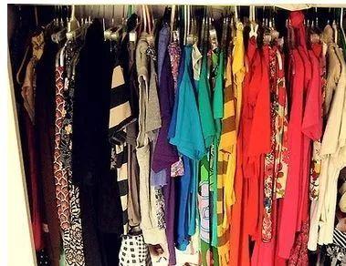 如何整理衣柜，衣柜衣服怎么整理又整齐又好找（这样收拾至少能节省一半空间）