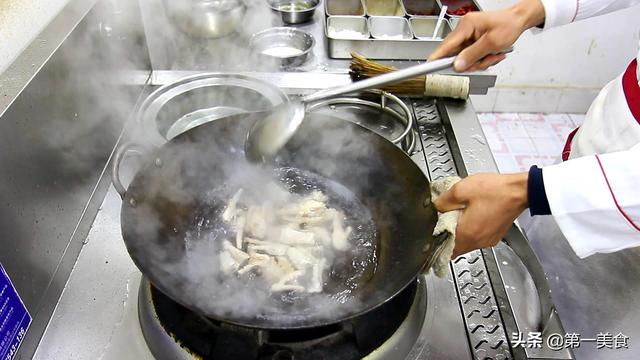 泡椒凤爪什么意思，网络词泡椒凤爪是什么意思（泡椒鸡爪快速简单的做法）