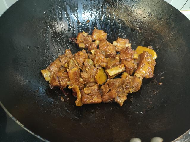 炖排骨什么时候放盐最好，炖排骨汤时什么时候放盐好（难怪排骨发柴不软烂）