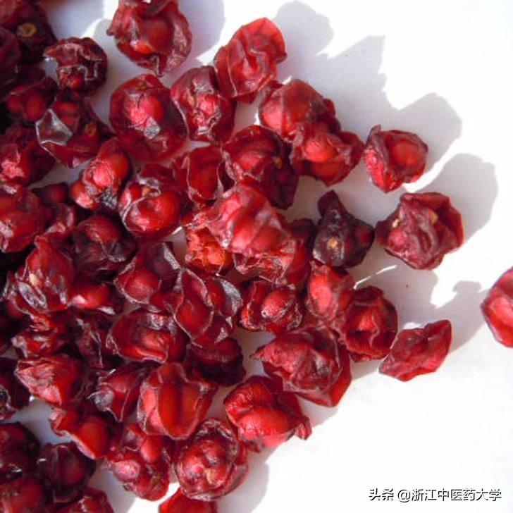 为木兰科植物五味子或华中五味子的干燥成熟果实