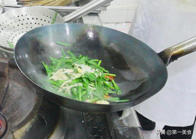 韭菜炒千张丝怎么炒，韭菜花炒千张肉丝（厨师长教你用韭菜凉拌千张）