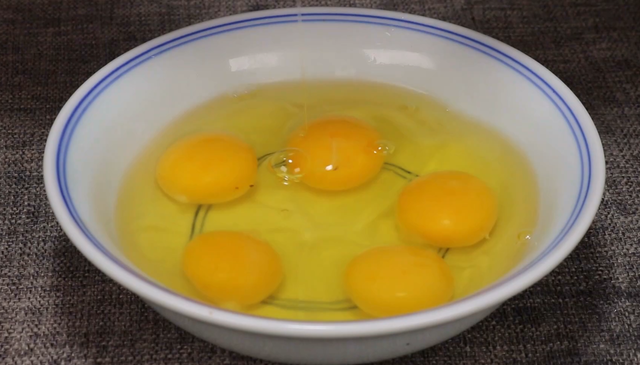 怎样油炸鸡蛋,油炸鸡蛋怎么做窍门(把鸡蛋倒入油锅)