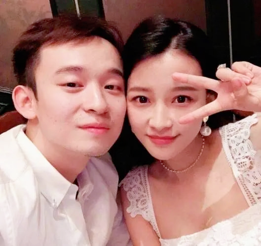 周星驰的老婆叫什么，他是周星驰电影的小人物（谁是周星驰的老婆）