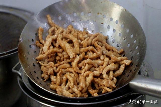 炒瘦肉怎么炒才嫩，瘦肉怎么炒才鲜嫩（肉丝不干不柴如此简单）