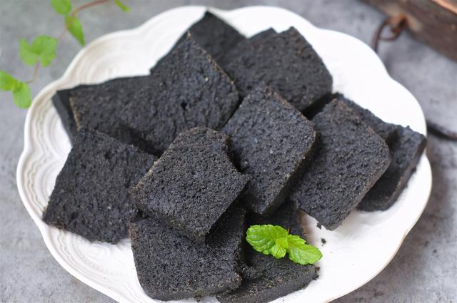 怎样自制黑芝麻核桃糕，黑芝麻核桃仁糕怎么做（儿子迷上坚果糕）