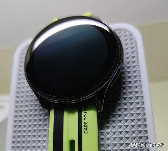 适合年轻人的手表潮牌 ，年轻潮流手表品牌（真我手表T1开箱年轻人的潮牌手表应该怎么做）