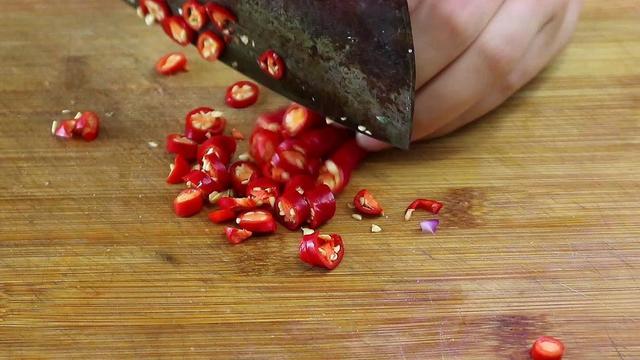 怎样做美味的凉拌黄瓜花生，花生凉拌黄瓜怎么做好吃（凉拌黄瓜吃了30年）