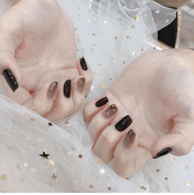 透明指甲油怎么涂好看，指甲涂透明指甲油好不好（赶走夏日炎热怎能少得了它）