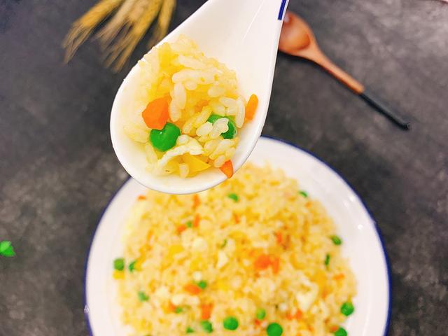 鸡蛋炒米饭怎么做，这样炒米饭粒粒分明饱满