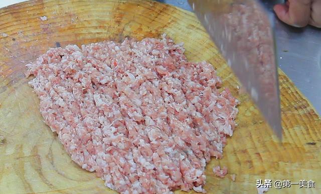 怎么做肉丸子，莲藕和肉怎么做肉丸子（劲道爽滑美味鲜）