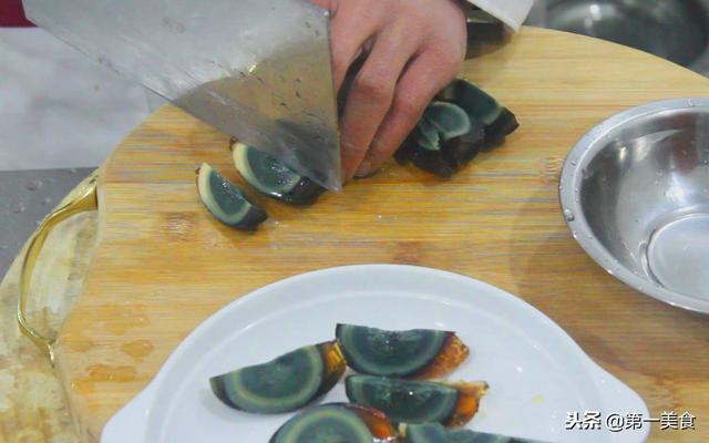 凉拌菜的料汁怎么调，怎样调凉拌菜的料汁（看厨师长操作）