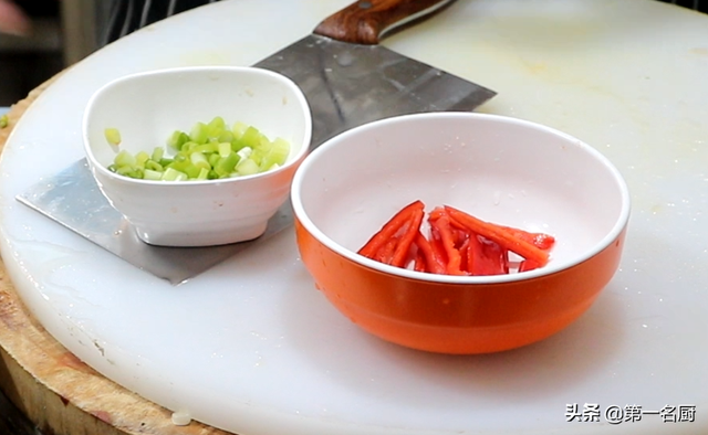 新鲜的黄花菜怎么处理才能吃，新鲜黄花菜怎么处理才能吃（难怪饭店的清炒黄花菜好吃）