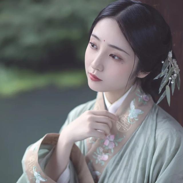 男生小哥哥古风部位半身汉服转圈圈超帅头像/值得拥有/奶酪微信，男生小哥哥古风部位半身汉服转圈圈超帅头像/值得拥有/奶酪（一组超级仙气的汉服女生头像）