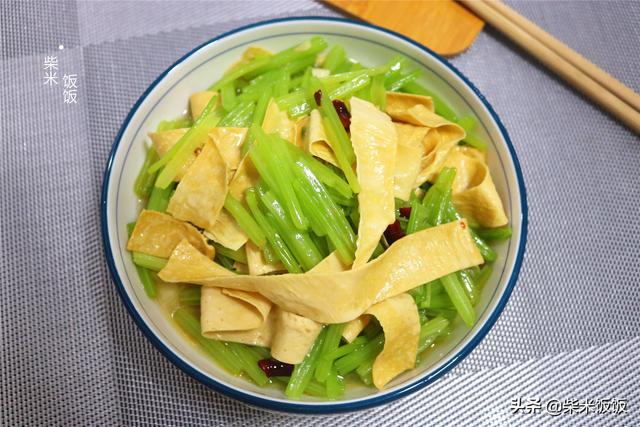 芹菜炒几分钟熟，炒芹菜又脆又嫩的方法（芹菜清香又脆嫩）