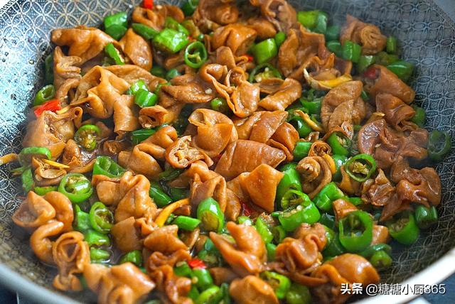 卤肥肠怎么炒好吃，卤肥肠怎么炒好吃视频（自己卤的猪大肠）