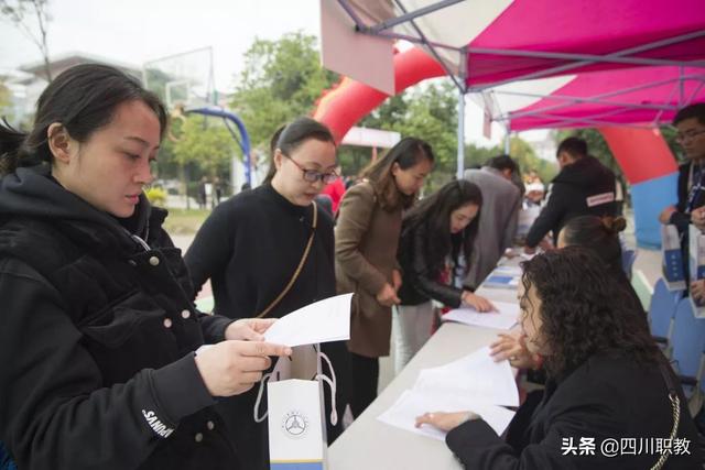 毕业生登记表就业意向，登记表本人就业意向怎么写（230多家企业到这所汽车类高校要人）