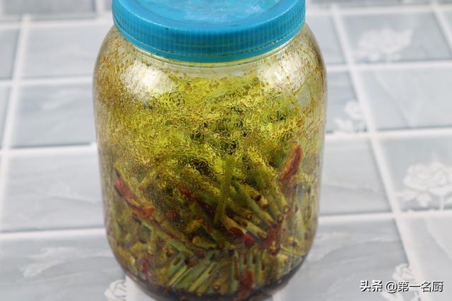 蒜苗怎么腌制才好吃，蒜苗的腌制方法（大厨教你酱汁腌蒜苔的家常做法）