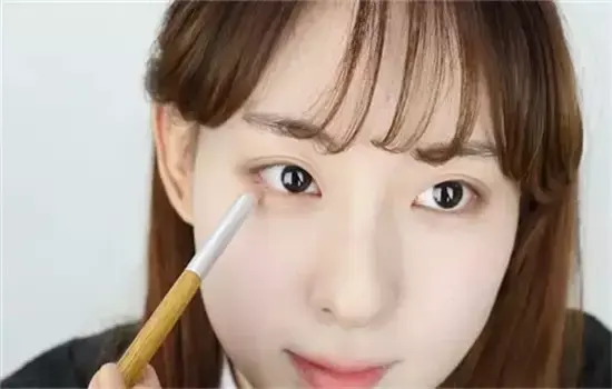 清纯学生妆教程步骤，日常学生妆教程（清纯简单学生化妆步骤）