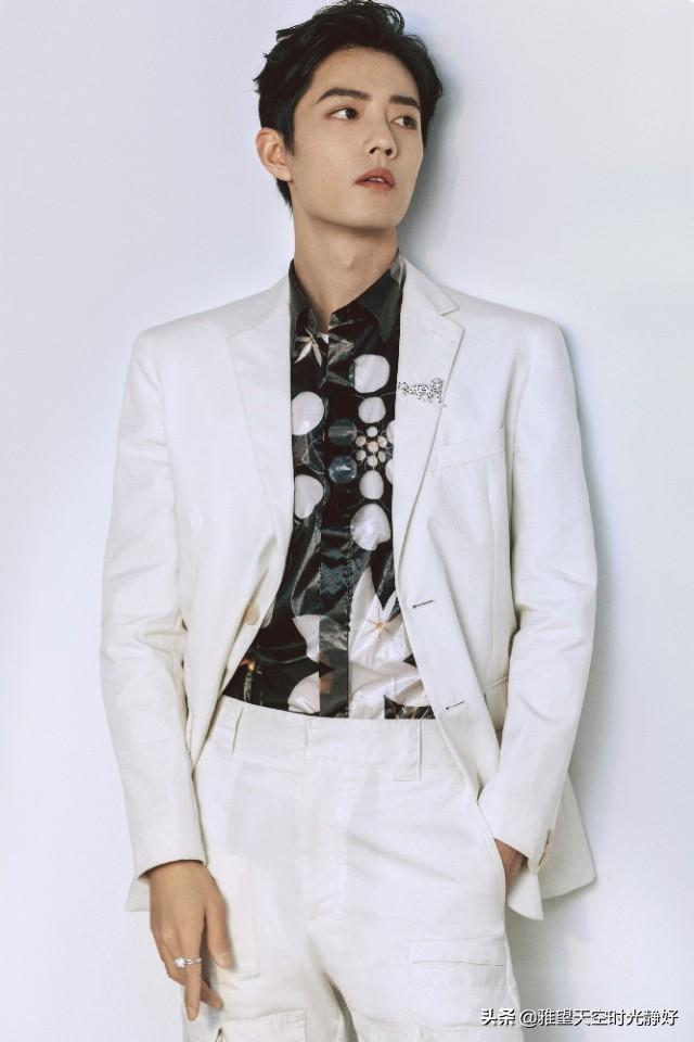 肖战手机壁纸无水印   高颜值小哥哥安利一下，肖战手机壁纸高清壁纸 满屏无水印（暖心男神肖战三十款高清时尚穿搭手机壁纸、背景图～怎么穿都好看）