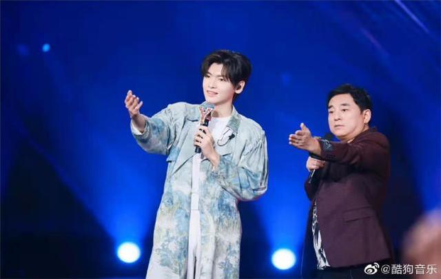 歌曲爱的漩涡歌词，歌词里有爱的漩涡的歌（戴佩妮刘宇宁默契演唱《街角的祝福》）