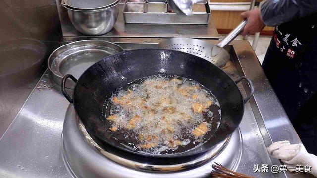 如何炸鱼块又酥又脆，怎么炸鱼块好吃又脆嫩（厨师长教你做酥骨鱼块）