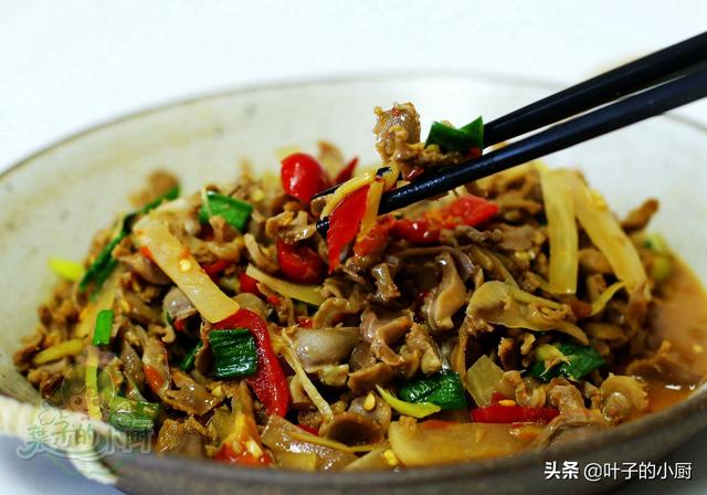 炒鸡胗怎么样又嫩又脆，如何做辣椒炒鸡胗又嫩又脆（炒鸡胗，如何又香又脆）