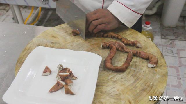 干锅肥肠的做法，厨师长教你干锅肥肠最完美做法