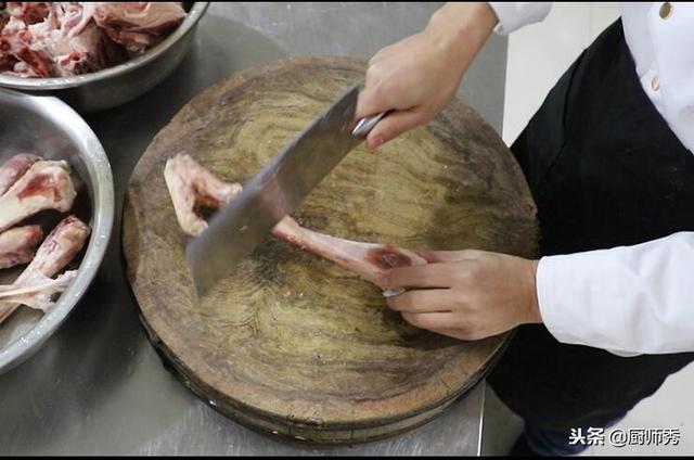 羊汤馆做汤方法，羊汤怎么熬才能汤鲜味美不膻不腻