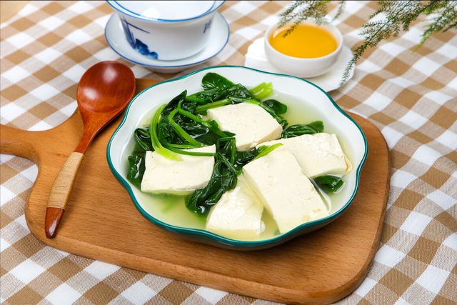 吃豆腐什么意思，吃豆腐”为什么是占便宜的意思（为什么占女人便宜叫“吃豆腐”）