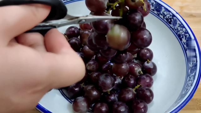 葡萄、提子如何清洗才干净，葡萄提子怎么清洗（别再用盐水洗葡萄了）