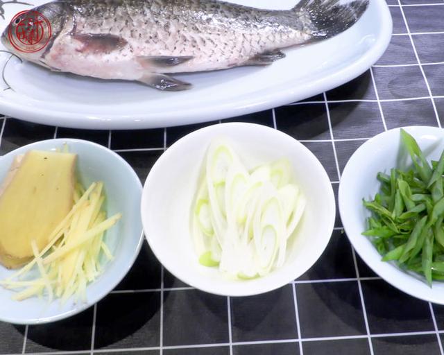 清蒸鲫鱼要蒸多久，清蒸鲫鱼一般蒸多久（做到这点肉质更鲜嫩肥美）