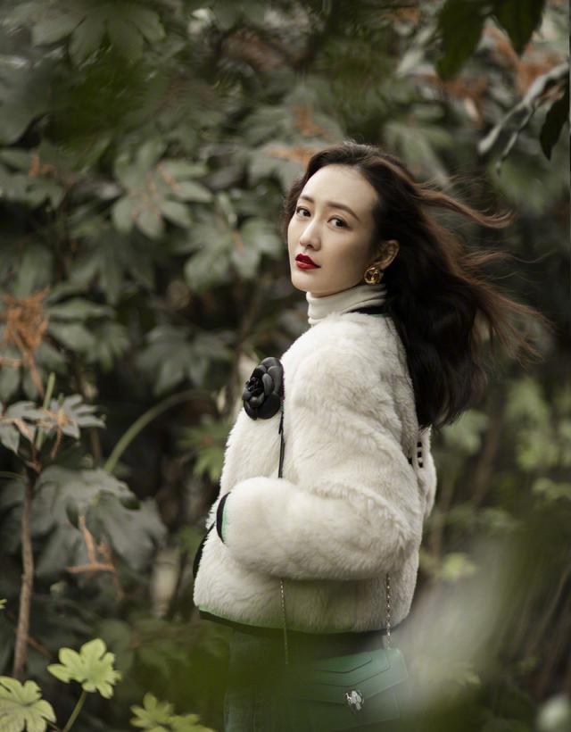 白色皮草配什么裤子好看，皮草配什么短裤好看（白色皮草搭牛仔裤时髦减龄）