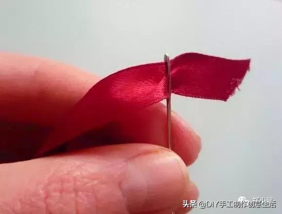 丝带玫瑰花教程，漂亮的丝带玫瑰蝴蝶结发卡（缝制精致好看的玫瑰丝带绣）