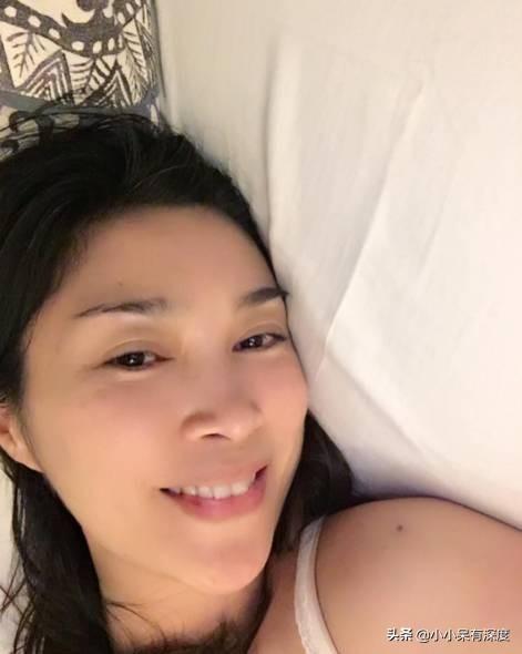 李克勤 - 再见演奏厅歌词是什么，李克勤红日原唱（李克勤老婆不仅低调）