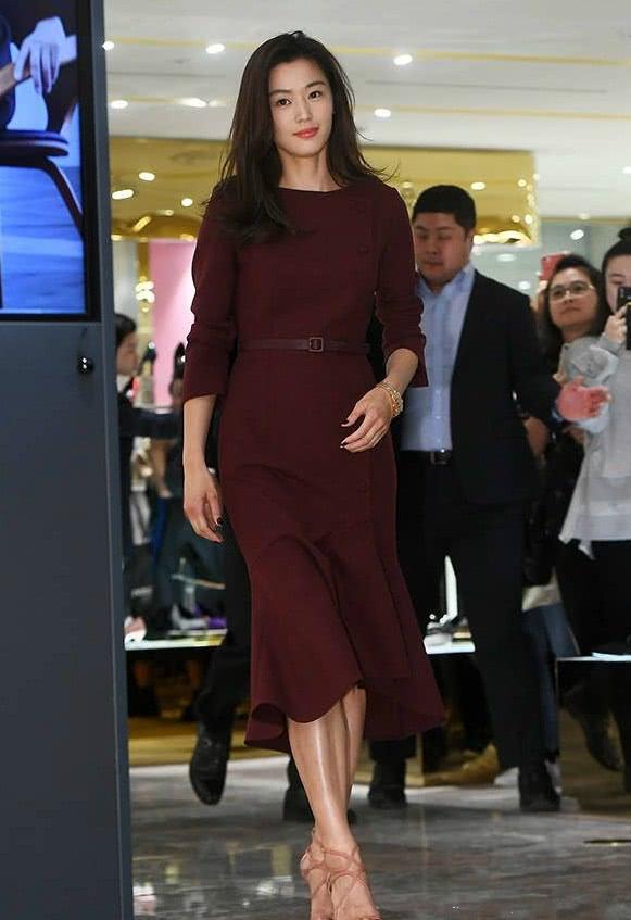 藏青色是什么颜色，藏青色短袖配什么颜色裤子（让你轻松当个时尚博主）