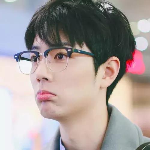 ckj眼镜架属于什么档次，ckj眼镜是什么价位（肖战在眼睛上动了什么手脚）