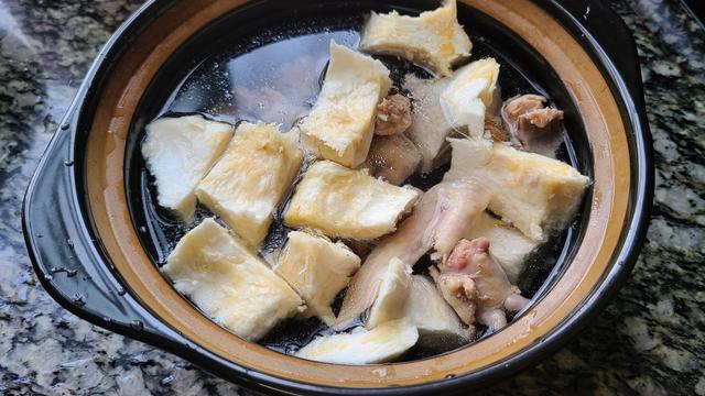 怎么用榴莲肉煲汤，榴莲肉汤的做法大全窍门（广东夏天很常见的一道美食）