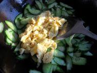 黄瓜炒鸡蛋怎么做，黄瓜炒鸡蛋的功效（咸蛋黄炒南瓜的做法）