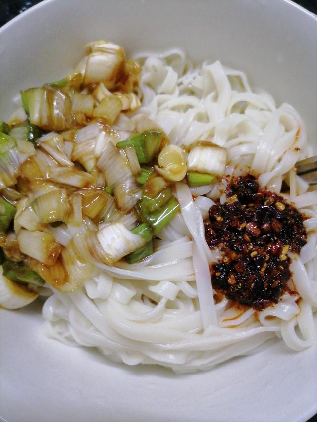 葱花面怎么做最好吃还简单，葱花面怎么做最好吃还简单视频（李先生在家做“葱花面”）