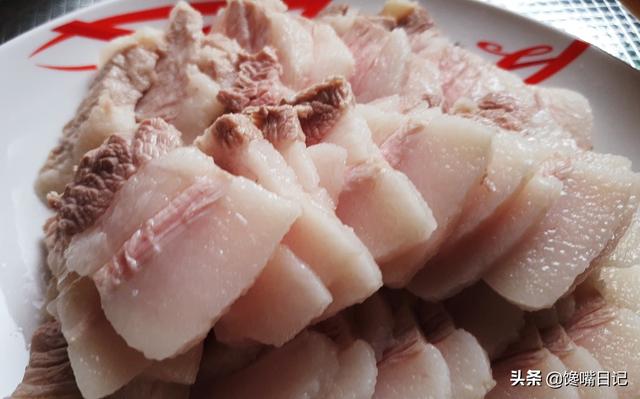 农村里大锅煮猪肉教程，大锅煮猪肉的配料方法窍门（三十年老师傅教您猪肉炖粉条不传之秘）