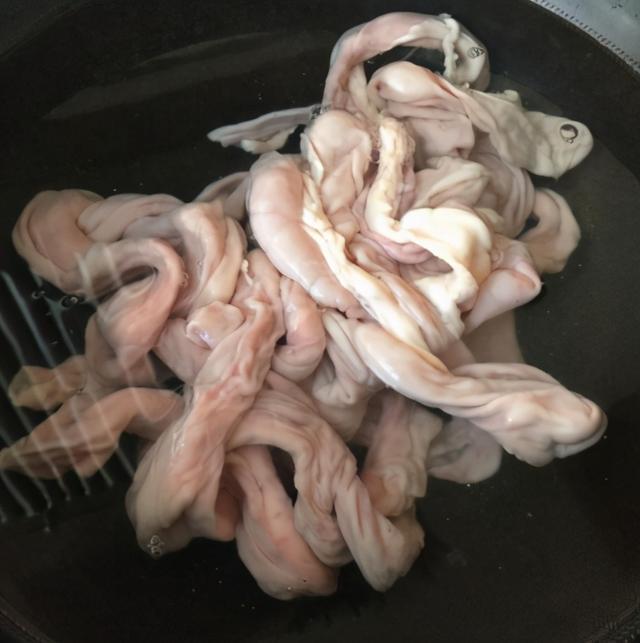 猪小肠怎么洗才干净，处理过的猪小肠怎么洗不臭（清洗猪小肠时，加醋加碱都错了）
