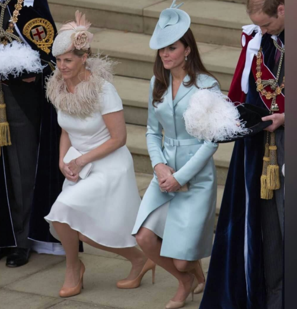 撒切尔夫人尊敬女王,行屈膝礼时几乎跪在地上,女王为何不喜欢她