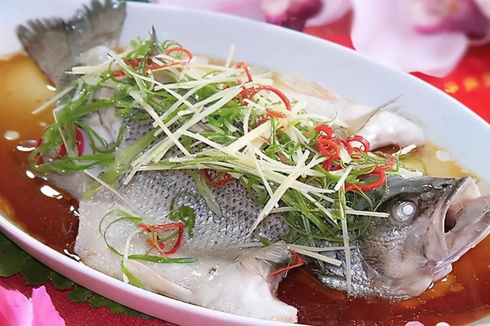 清蒸鲈鱼正宗做法揭秘：鲜嫩无腥，三步搞定餐厅级美味