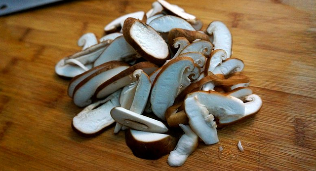 蘑菇炒藕片怎么做好吃又简单，平菇炒藕片的做法（20年老师傅教你做香菇炒莲藕）
