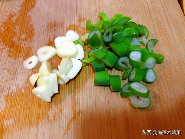 酱炒韭菜鸡蛋的家常做法，大酱韭菜炒鸡蛋的做法（家常小炒：韭菜炒鸡蛋的做法）