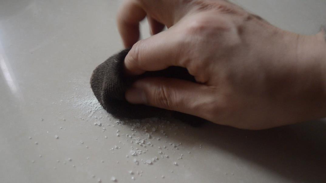 瓷砖划痕怎么修复，瓷砖刮花了怎么修复（老师傅教你一招）